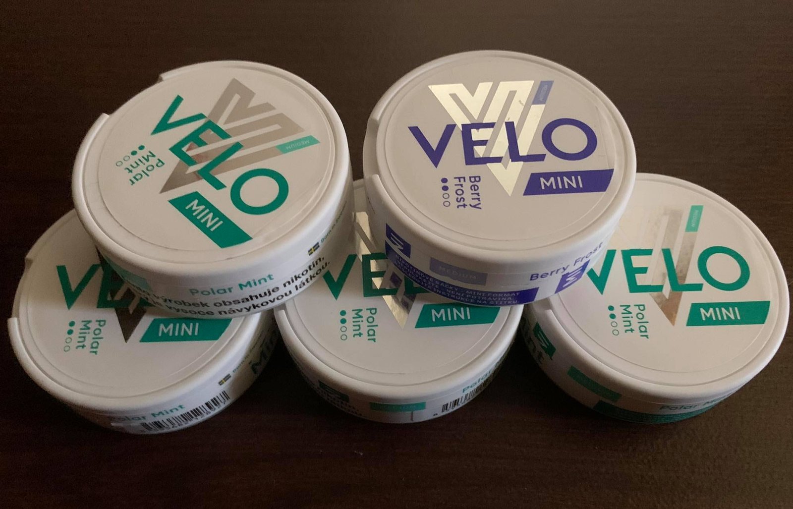 VELO mini cans in Polar Mint and Berry Frost