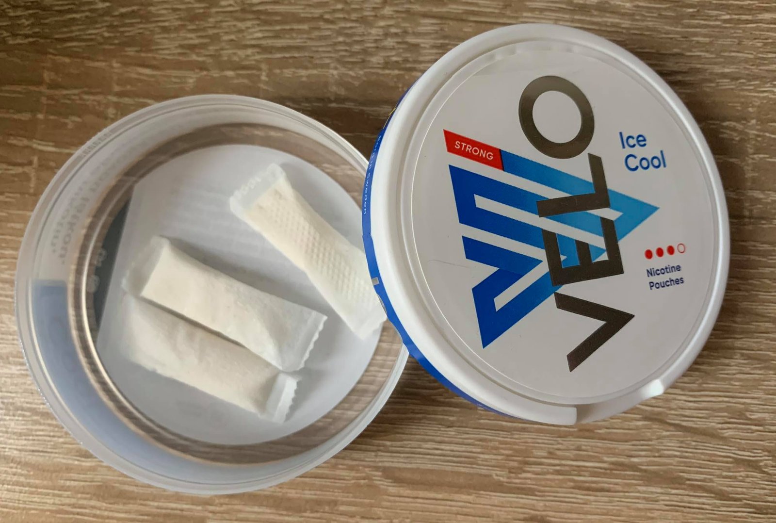 Open VELO can with white nicotine pouches
